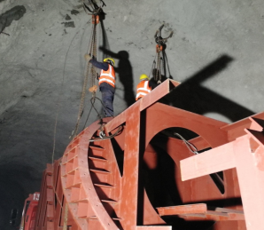 冠航倒鏈在地鐵、隧道等狹窄空間內完成吊裝任務