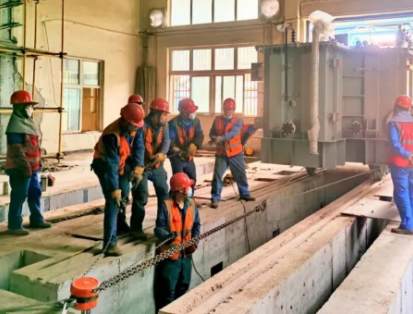 倒鏈幫助銅電解II系統64噸整流變壓器順利安裝就位